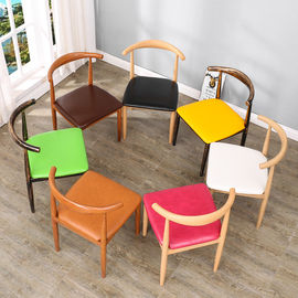 Σύγχρονες έδρες τραπεζαρίας μόδας, χρωματισμένες να δειπνήσει δέρματος έδρες με τα ξύλινα πόδια