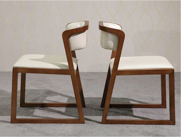 Πολυ να δειπνήσει χρήσης σκοπού σύγχρονες ξύλινες έδρες με τα καθίσματα και την πλάτη δέρματος