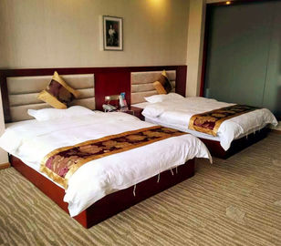 Εμπορικά σύνολα επίπλων κρεβατοκάμαρων ξενοδοχείων με τις έδρες διπλών κρεβατιών και πινάκων